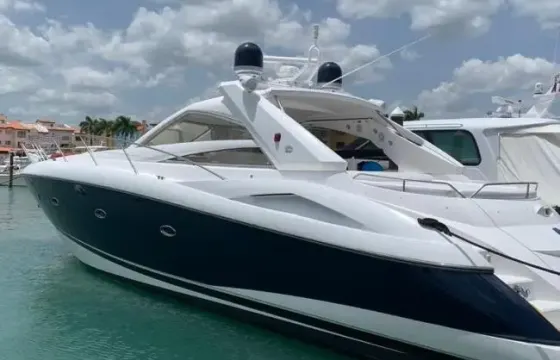 Visit Saona or Catalina island in our 55 feet Sunseeker