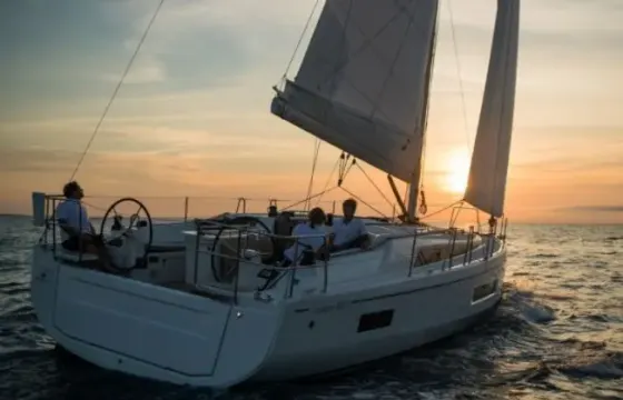 Sunset Cruise on Luxury Sailing Yacht in Waikiki