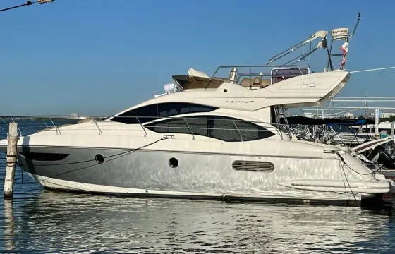 New Flybridge Azimut 40ft holds 12 in Cancun and Isla Mujeres 6hours minimum