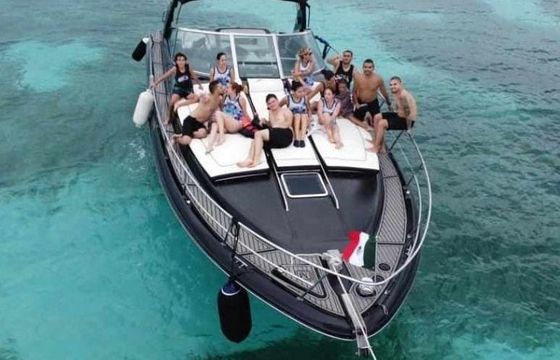 Sea Ray 45ft Sundancer in Cancún - Free Drone Video on 6 hrs. booking