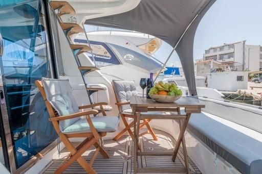 Enjoy a special day on Antares 40 Flybridge