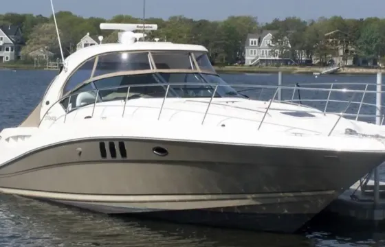 39' Sea Ray Sundancer Motor Yacht for Charter in Chicago, Illinois