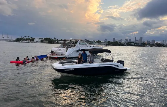 Miami Beach VIP Boat Tour: 2 Hours with Captain & Snorkel