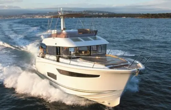 43ft Joá Jeanneau Luxury Yacht Rental in Rio de Janeiro, Brazil