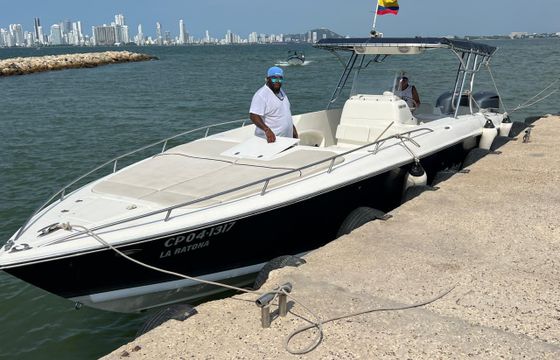 38ft Luxury Powerboat Experience in Cartagena: Sound, Space & Style