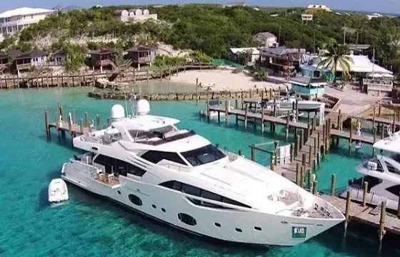 100' Ferretti Luxury Yacht with Jacuzzi in Panamá