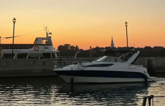 Bayliner 30ft Yacht – Cruise with Captain for a Relaxing Day in Chambly, Québec
