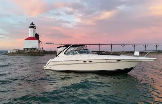 Cruise Chicagoland from a Beautiful 44ft Maxum Yacht Ready for Sun And Fun!