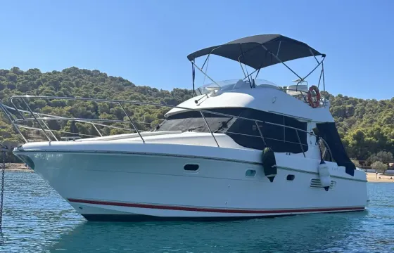 Explore the Saronic with style onboard the Jeanneau Prestige 32 Fly