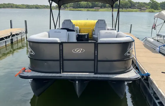 Coops. Cruisers Serving Lake Lewisville | Bentley 220 Elite Admiral Pontoon