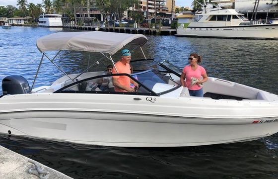 Rinker Q3 Bowrider, 23ft 12 people in Ft Lauderdale FL