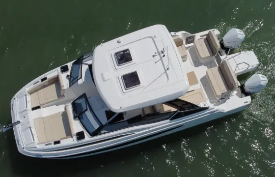 33' Aquila "Airwaves" Yacht Charter in Clearwater, FL