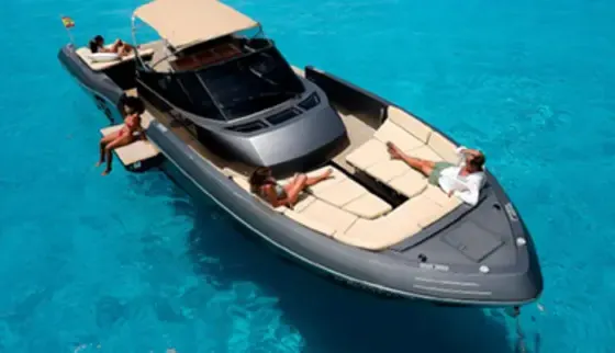 Experience the Continental 43 Tender – Where Style Meets Space!