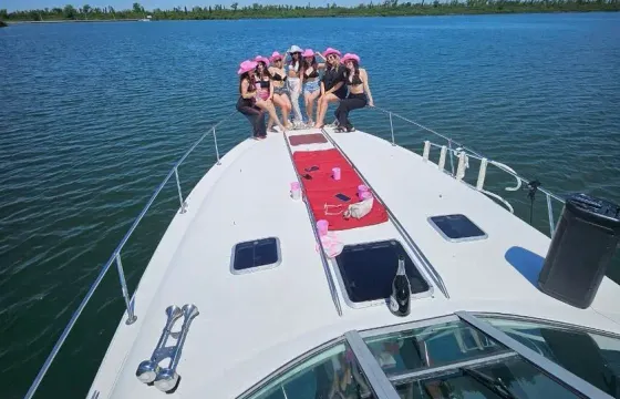 Luxury 40ft Wellcraft Yacht – Cruise in Comfort and Style