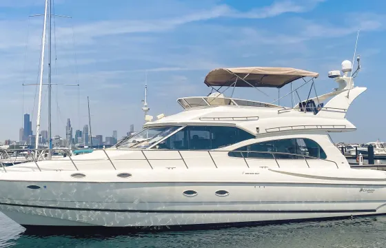 53' Cruiser Yacht with Flybridge and Sundeck for 11 Guests in Chicago