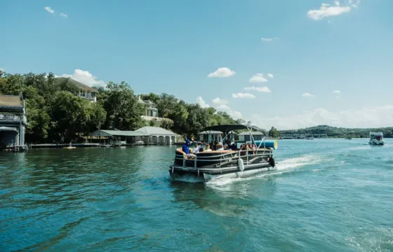 Luxury 27ft Tritoon on Lake Travis - With Captain & Optional Goats!
