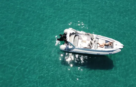 Private luxury speed boat to shipwreck and blue caves with skipper