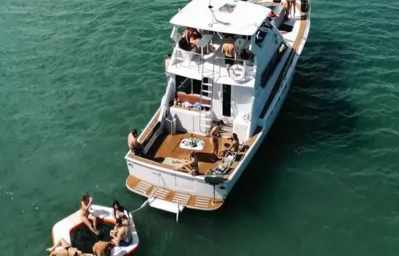 Luxury 60ft Hatteras Yacht Charter in Miami – Flybridge, Jacuzzi & Captain
