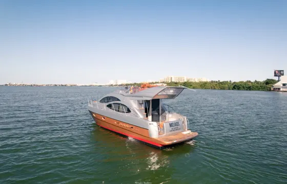 Azimut 43ft Luxury Yacht Experience in Cancun for 14 Guests