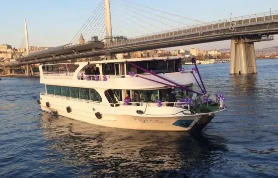75ft Yacht Best Bosphorus Tour in Istanbul 2025