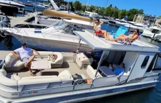 33ft Pontoon Boat Party Barge | One of the best on the lake!