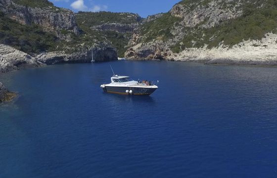 Daily tours with yacht from town Hvar