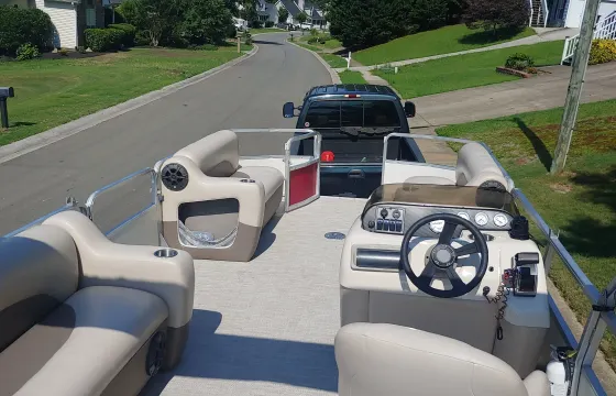 21' Sun Tracker Party Pontoon Boat on Lake Allatoona