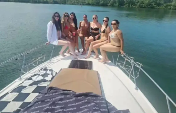 290 Signature Chaparral Boat for Charter Cruise