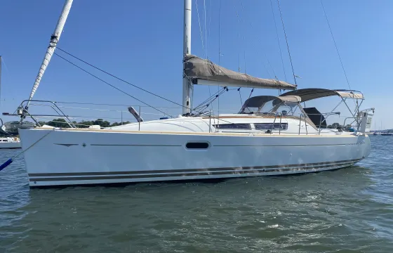 Sail Long Island's Gold Coast on this beautiful 36' Jeanneau!