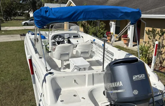 23’ Hurricane Deck Boat