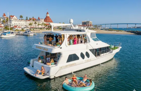 62' 🥳#1 Party Deck 🎤Karaoke 💃Dance Floor 🏈TVs 👙Swim 🍩Floaty 🤩13Pax 📍SD