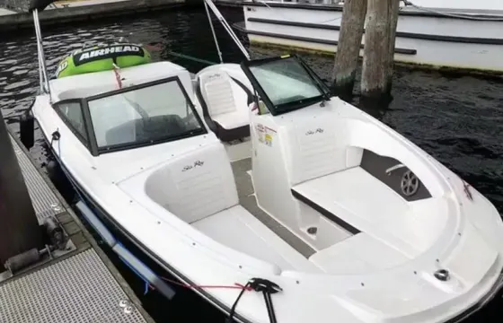 2020 SeaRay 20 ft - Gas / Water Toys included