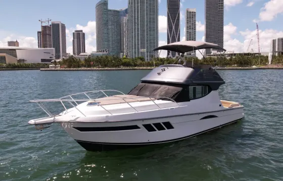 Miami Beach: Enjoy our Luxurious 2019 Silverton 45ft with Flybridge!
