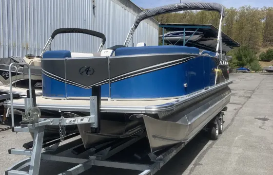 10 Person Avalon Tritoon 200hp Engine in Tafton, Pennsylvania