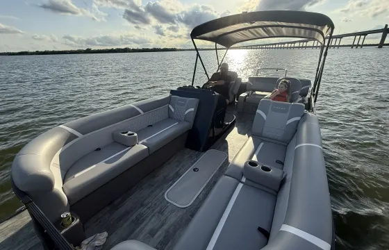 Premium Lake Experience - Crest Platinum 240 Tritoon