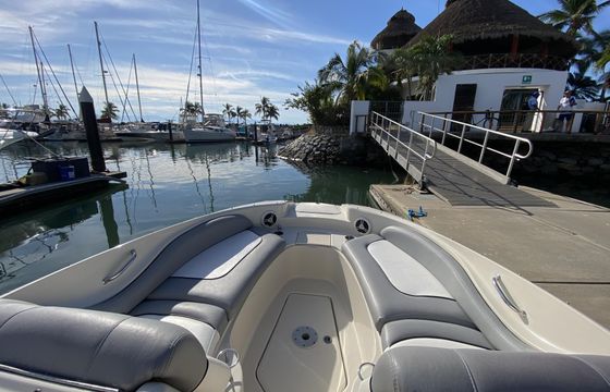 Sea Ray Sundeck 270 Boat for 8 person