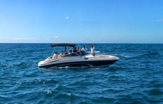 Sea Ray Sundeck 270 Boat for 8 person