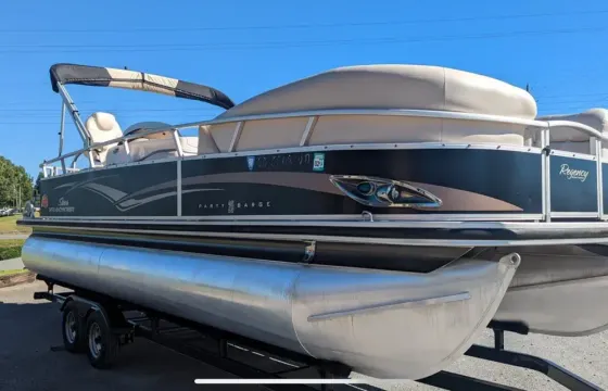 25' Suntracker Party Barge Pontoon on Lake Martin