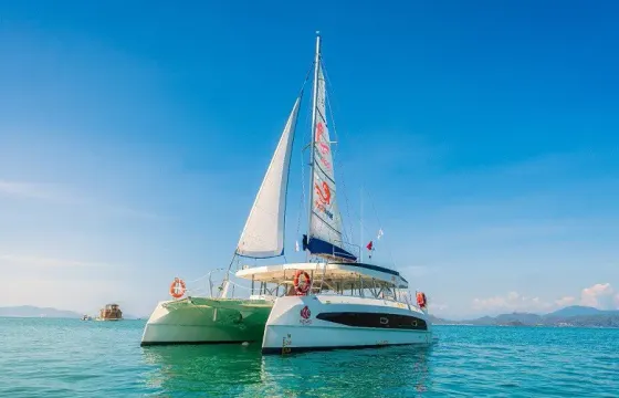 Private yacht charter | 30ft Sailing Catamaran