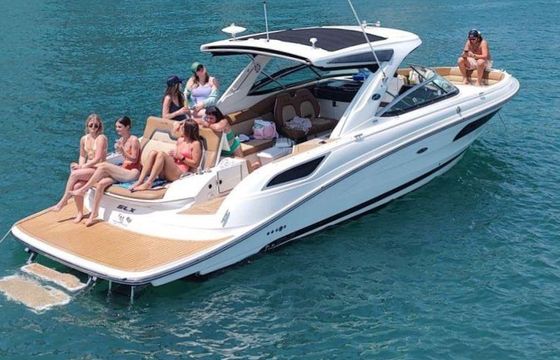 Spacious 35' Sea Ray SLX Motor Yacht Charter in Chicago