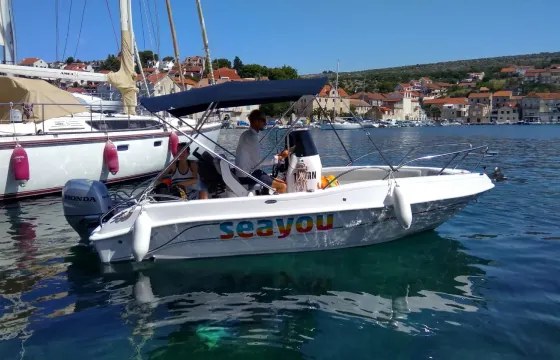 Visit Unique Locations from Milna By Boat! Rent the Blueline 19 Powerboat!