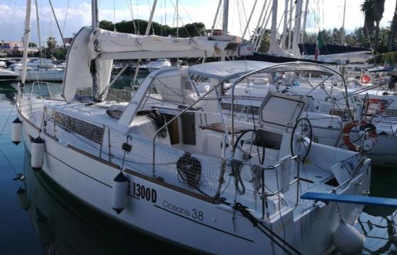 Oceanis 38 Sailing Yacht in Portorosa, Sicily