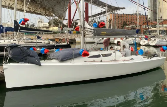 Lisbon: Sailboat Tour with Local Guide and Open Bar Green Wine