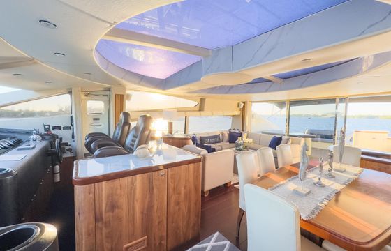 Sunseeker Manhattan 90' – Luxury Experience on the Water with Jacuzzi