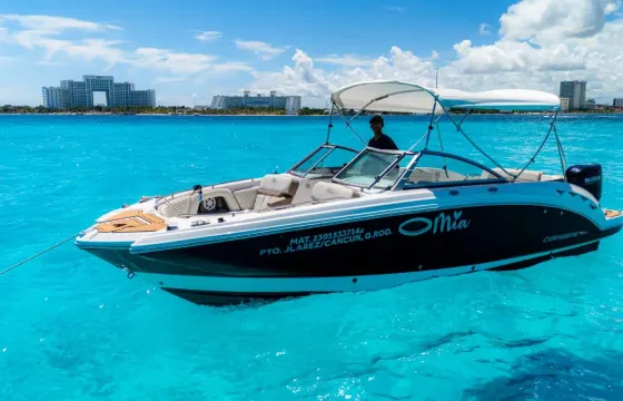 Luxury Chaparral 27ft Deck Boat in Cancún, Quintana Roo