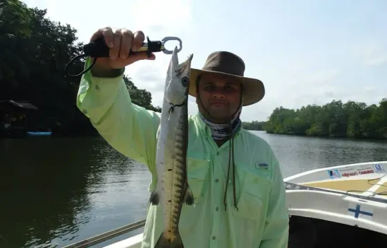 Fishing in Bolgoda Lake, Sri Lanka on a Fishing hull 19