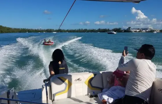 26' Monterey M5 Ski Boat for Boat Cruise and Watersports