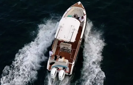 GORGEOUS CENTER CONSOLE BOAT!
