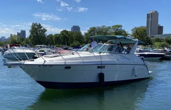 35' Luxury Motor Yacht Charter in Chicago with Swim Platform