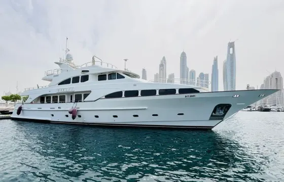 Experience DubaiI on our BENITTI 110ft with Jacuzzi